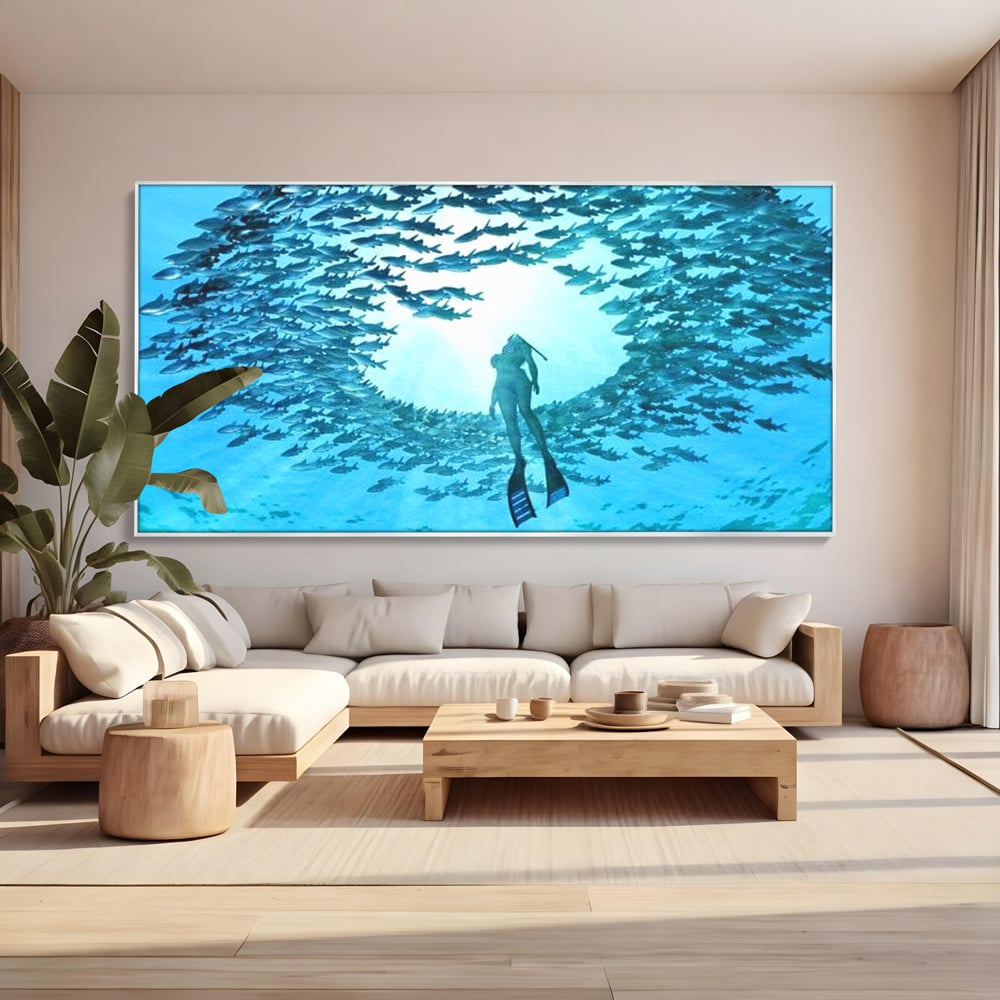 Tablou canvas cu tablou canvas cu scafandru si vartej de pesti, in rama de aluminiu argintiu, pe perete intr-un living